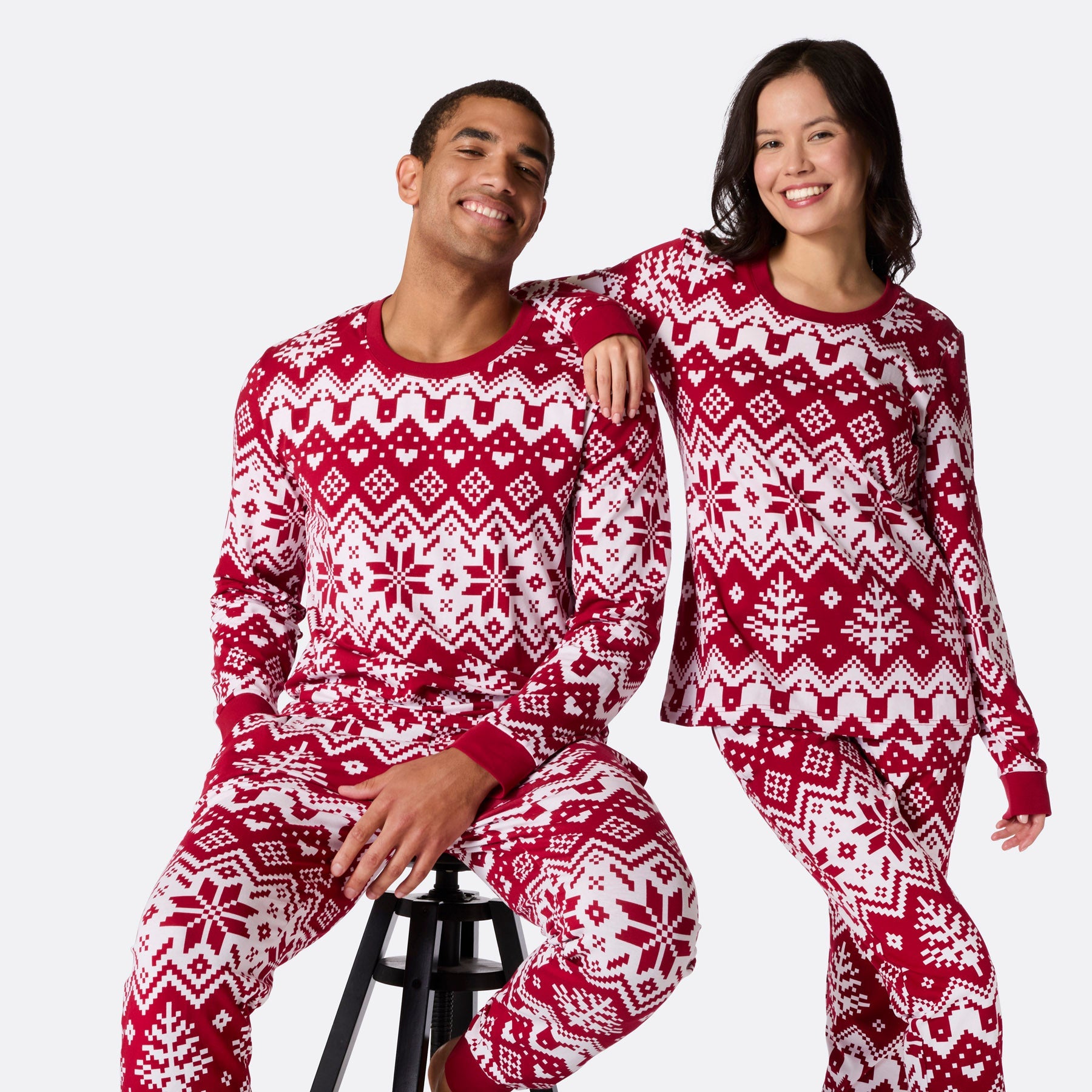 Julstickad julpyjamas dam – Röd & mysig julpyjamas – SillySanta.se