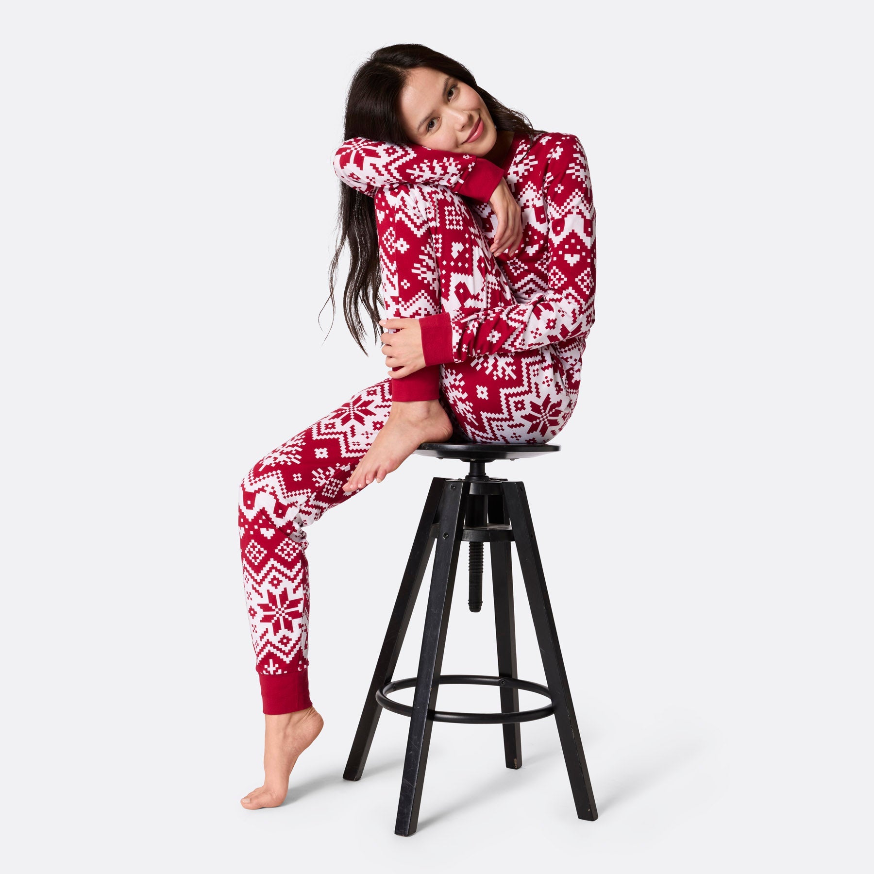 Julstickad julpyjamas dam – Röd & mysig julpyjamas – SillySanta.se